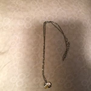 A Queen been necklace